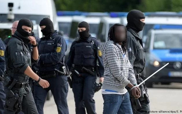 Μεγάλο θέμα στη Γερμανία – Πρόσφυγες έτοιμοι να πιάσουν όπλα κατά της γερμανικής Αστυνομίας